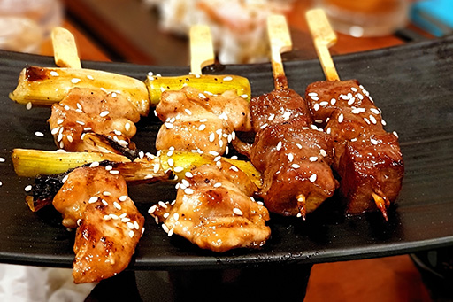 店内で手打ちした新鮮な焼き鳥◎ハツはぷりじゅわの新鮮な食感！